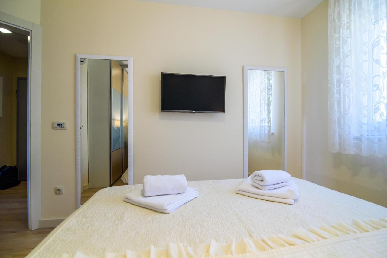 Apartments Leone Lukas โพรไมนา ภายนอก รูปภาพ