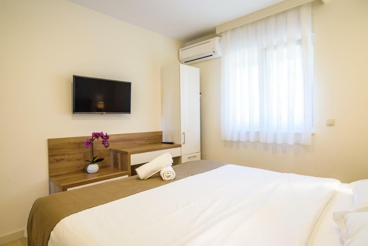 Apartments Leone Lukas โพรไมนา ภายนอก รูปภาพ