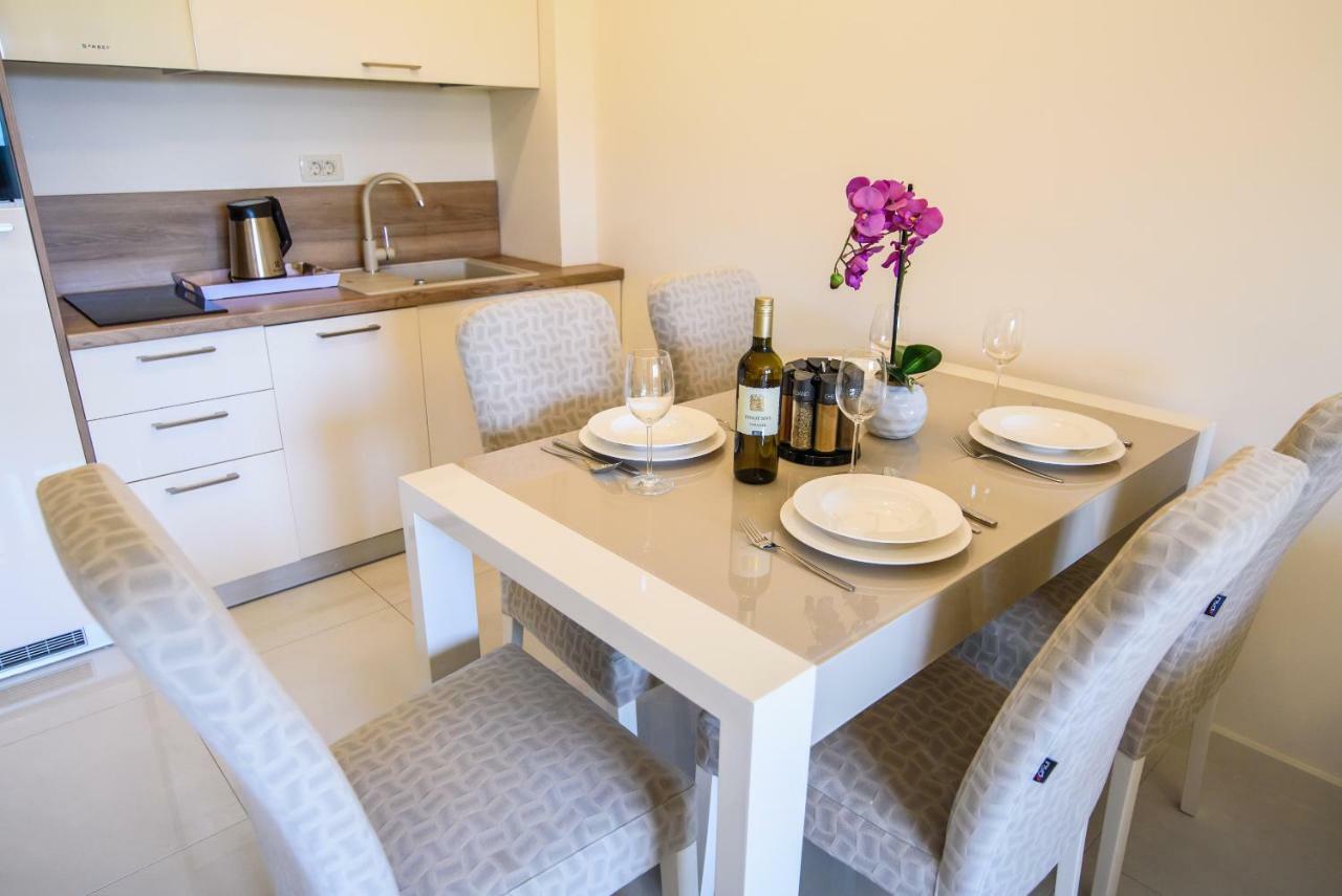 Apartments Leone Lukas โพรไมนา ภายนอก รูปภาพ