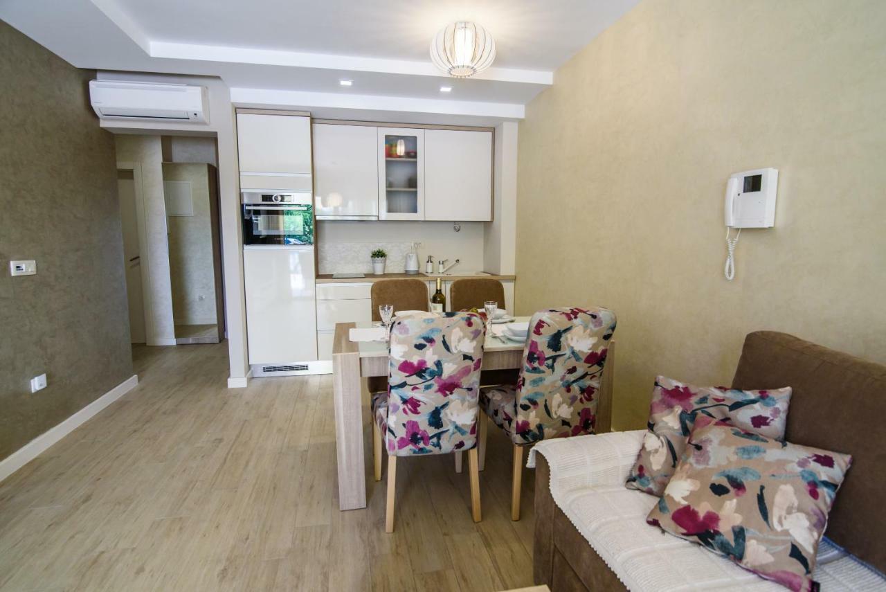 Apartments Leone Lukas โพรไมนา ภายนอก รูปภาพ