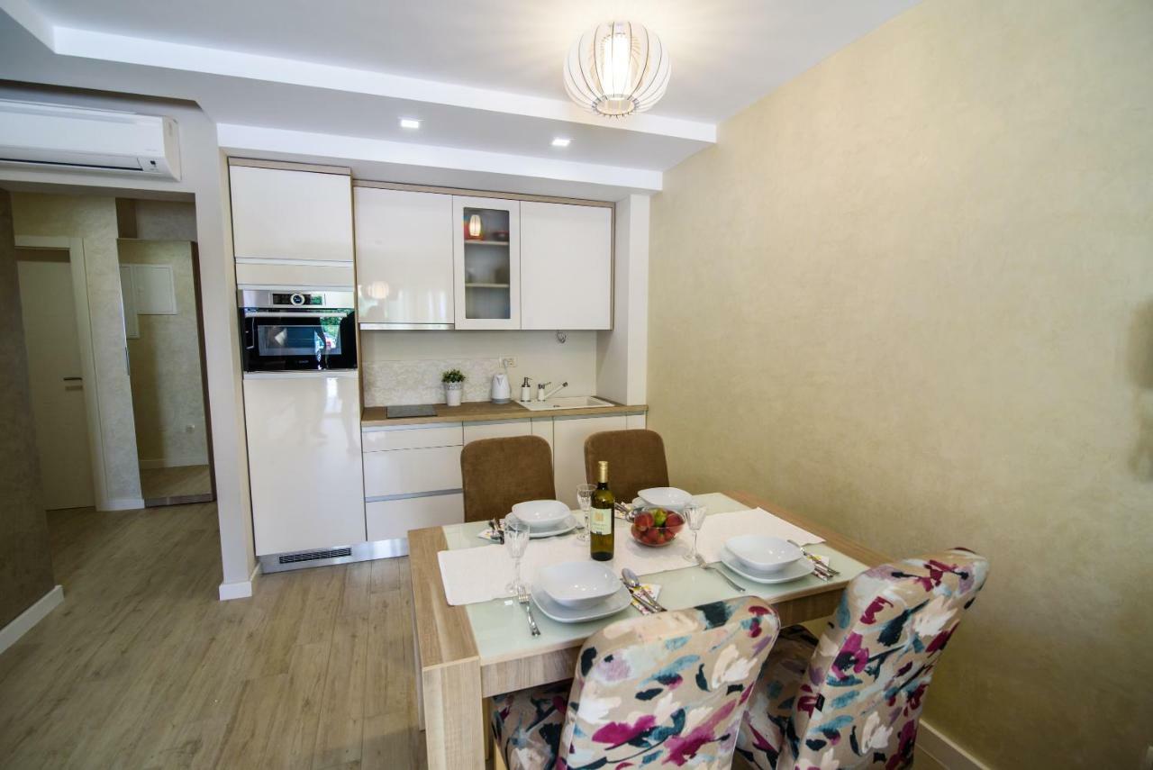 Apartments Leone Lukas โพรไมนา ภายนอก รูปภาพ
